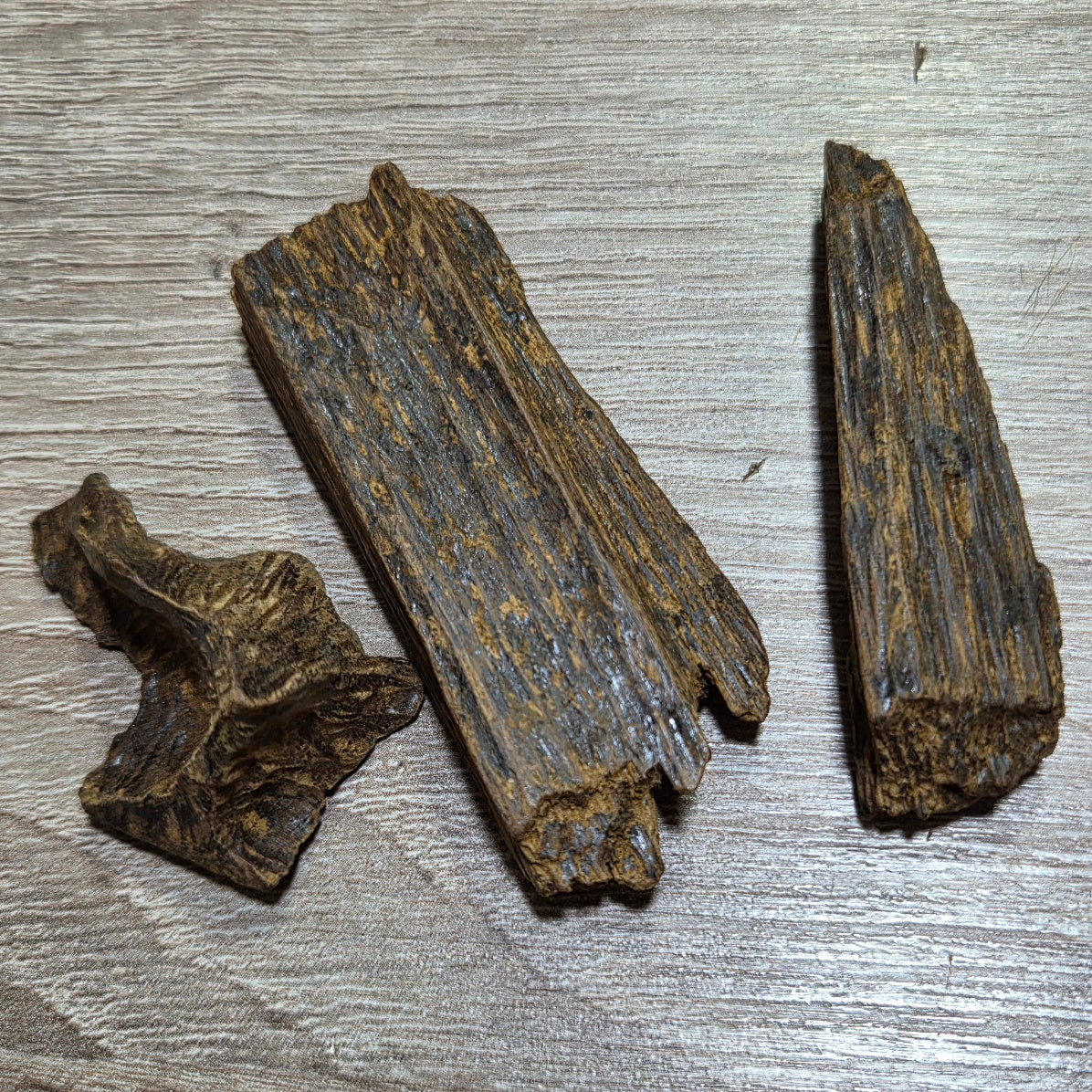 Oudh Kalimantan (amélioré) N:1 / Quality(Bois d'Agar à Brûler) 16 grammes