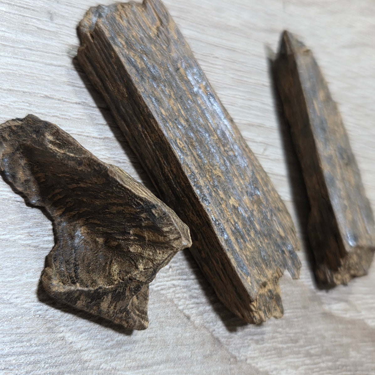 Oudh Kalimantan (amélioré) N:1 / Quality(Bois d'Agar à Brûler) 16 grammes